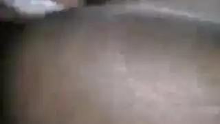 فتانات متعرجات يتم ضخهن بقوة من قبل رجل محظوظ في سرير عملاق