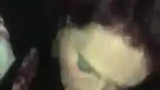 غرباء يضربون عاهرات متعرّيات جائعة للجنس الفموي