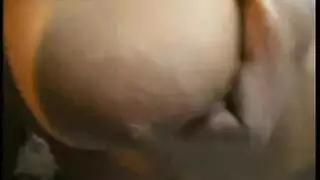 اكشف طيز اختي و اعريها و هي نائمة ثم اسخن و اخرج زبي حتى اتمتع بطيزها
