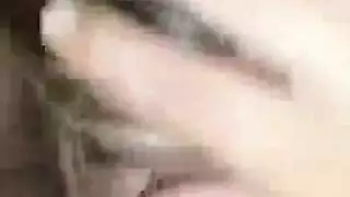 نجم إباحي يحب أخذ قضيب ضخم كالصخر بعمق في حلقه أثناء التدخين