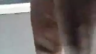 قبلهما الحماسية تصبح أكثر سخونة عندما يقذف على لسانها