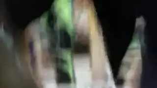 العبد يخدم قضيب السيد في حفلة سكس جنسية تحت الضوء الأزرق