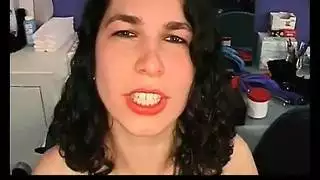 فيتش صريح: الشقراء القذرة تحب أن يتبول عليها