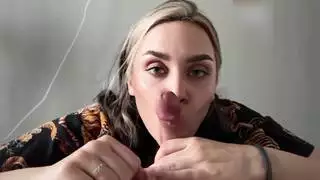 شاب مثار يُمارس معه الجنس بقوة على ظهره، كسها الضيق يصرخ من أجل سائله