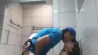 شريط جنسي عام: ممثلة ناضجة وشريكها في المشهد