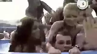 القذف على كل أثدائها في الحمام الرطب
