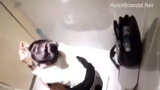 كاميرا متلصص في المرحاض – آسيوية ساخنة تتلقى قذفًا على وجهها