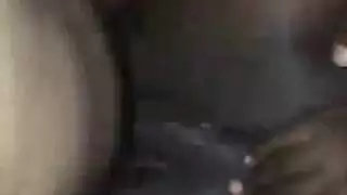 سمراء متعرجة تُمارس الجنس بوضعية الكلب في فعل شرجي صريح