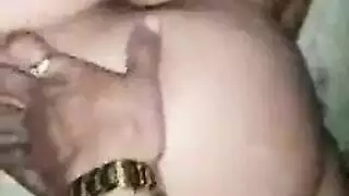 الفتاة المُفْلِسة ويندي سكاي تُدخل أصابعها في دسارها الواسع في الفيلم