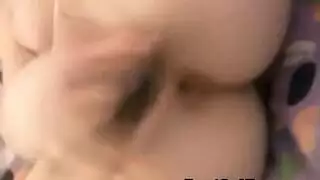 جهاز هزاز أرجواني يثير مهبلها بشدة
