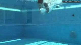 فتاة عارية شابة يتم تدليك جسدها بالكامل