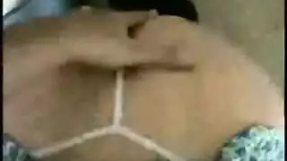 إثارة الجنس الفموي بملابسها فعل فموي صريح