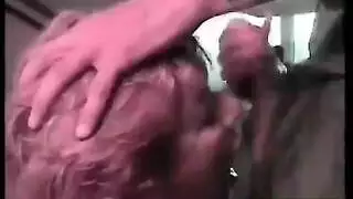 سيدة شقراء ناضجة تصل للنشوة بقوة تحت الدش