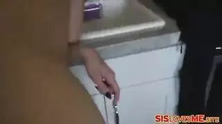 قضيب الجندي يدمر شقراء متوهجة في فيلم إباحي