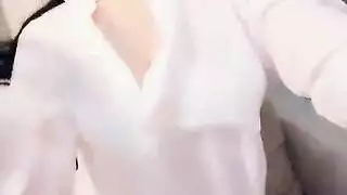 فتاة صغيرة الحجم تعطيه استمناءً سريعًا قبل أن يتم ممارسة الجنس معها بقوة