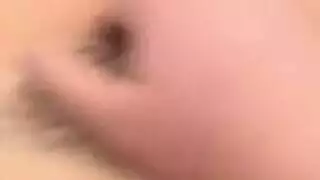 طالب قصير ، طالب آسيوي مع شعر الشعر يركب صخرة قاسية في الفصل الدراسي