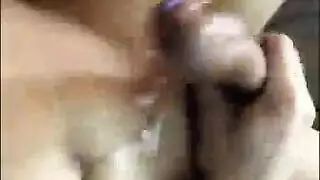 شاب مثير يتخطى بيته ليضاجع صديقه في الفناء الخلفي
