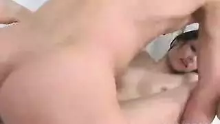 نجمت البورن اليابانية ماريا أوزاوا على ركبتيها لممارسة جنس خشن وغير مقطوع