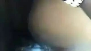 الملكة السمراء الممتلئة تخدم قضيبًا كبيرًا وتشرب سائله المنوي بشغف