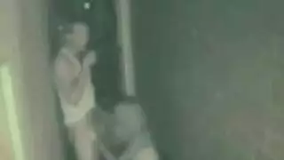 شقراء ذات وشم على الظهر تحب القضيب الأسود الخشن