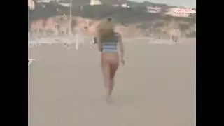 أفلام إباحية عنيفة: فتاة عارية تستمني ثم تأخذ قضيبًا على طاولة البلياردو