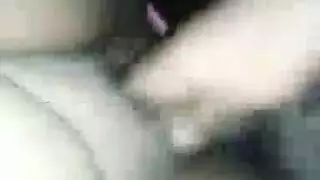 مساعدة طبيب الأسنان تفحص حلق المريض بعمق بينما يشاهد صديقها