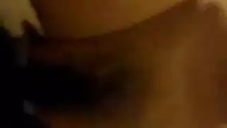 صديقة أكبر سناً ساخنة تتعرض لضربات قاسية تحت أضواء الاستوديو، وتنتهي بالقذف داخلها