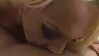 صديقة كبيرة الصدر الطبيعية تتعرض للجماع العنيف على وجهها