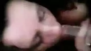 وجه لطيف يتعرض لجنس فموي عنيف ورش السائل المنوي