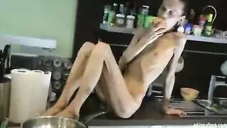 عاهرة سمراء تنتشر لأجل فعل قوي على الأرض