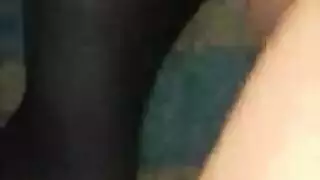 عاهرة قرصانة شقراء تأخذ السائل المنوي على ثدييها
