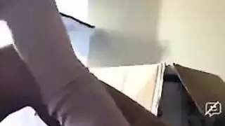 شباب طوال يدفعونها بقوة على مكتب المكتب