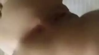 الرجل الناضج يمارس العادة السرية ويقذف بقوة