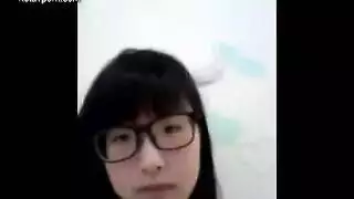 الفتاة الآسيوية الساخنة تمص القضيب بمهارة وتتعرض للجماع كالعاهرة