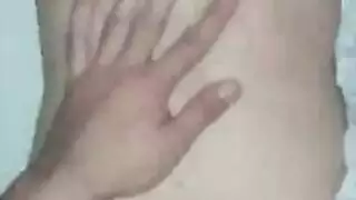 شاب يستقبل كلا الشريكين في علاقة مفتوحة