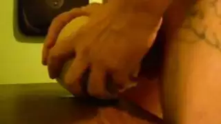 الوجه غائص في فرجها لعمل البظر باللسان