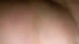 امرأة مصرية ناضجة تبتلع السائل بعد جنس جماعي عنيف