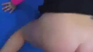 شاب أمريكي يضرب فرج ضيق بعنف