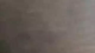 امرأة سمراء ناضجة مغرية تتحمل فعل جماعي قاسي