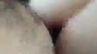 جميلة سمراء ممتلئة تتلقى قذفاً كثيفاً على وجهها في مشهد إباحي صريح