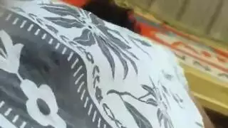 لقطات مقربة صريحة: فرك الفرج على كلساتها المثيرة