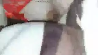 زوجة شابة تظهر لها البظر الناضج