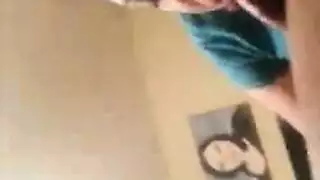 فتاة سمراء تأخذ أربعة قضبان صلبة في علاقة جنسية جماعية