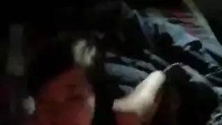 مراهقة آسيوية نحيفة تتمدد على قضيب صلب ضخم