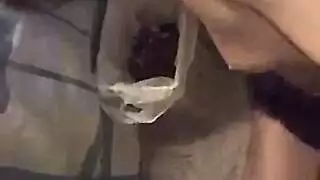 قضيب الرجل الناضج محبوس ومُستغل في خيال إباحي