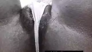 البريطانية الخبيرة تعرض فرجها المبلل وحلماتها المنتصبة