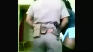 سايمون صائد الأفاعي ينيك زميلته