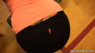 امرأة ناضجة تبتلع قضيبًا أسودًا عملاقًا بعد جنس فموي عميق