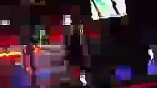 راقصة القطب كبيرة الثدي تأخذ شرج قاسي من شريكها القوي