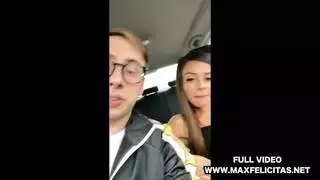 حركة إباحية في السيارة: المهووس بالكتب ينكح ويحصل على جنس فموي من كس ساخن